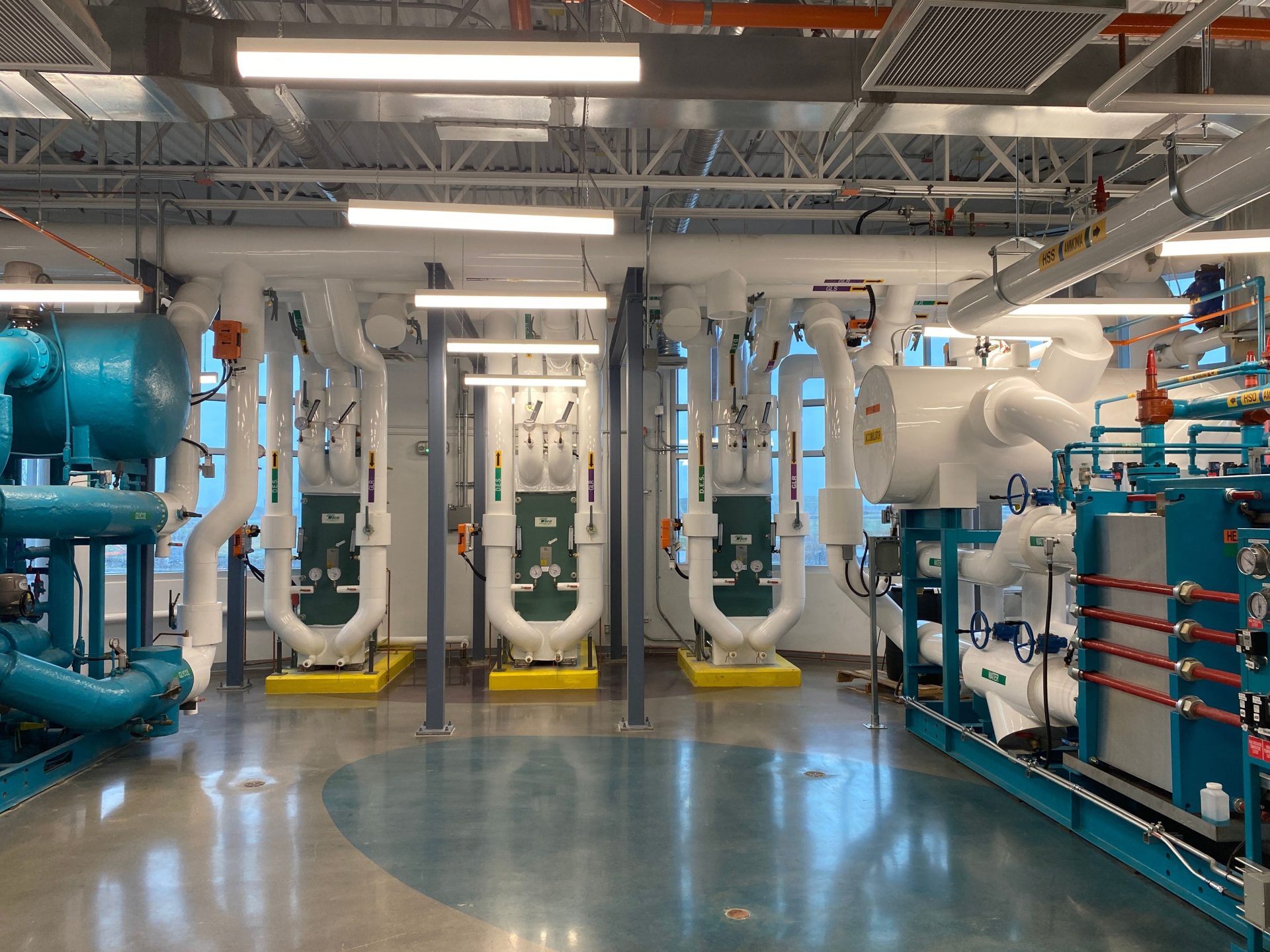 Hochmoderne HLK-Anlage, die Kühl- und Heiztechnologie präsentiert.