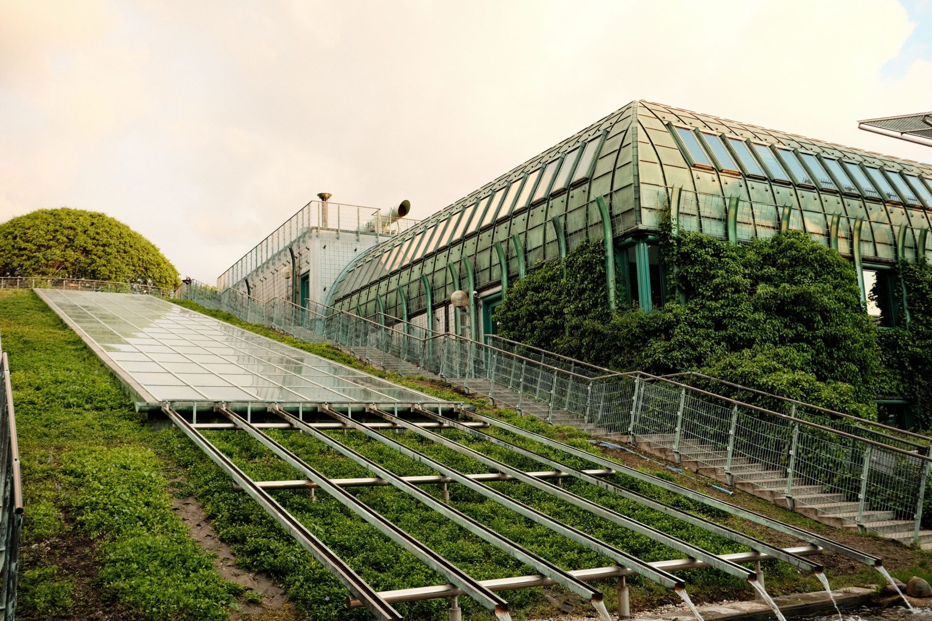 Modernes, umweltfreundliches Gebäude mit üppig begrüntem Dach und innovativem architektonischen Design.